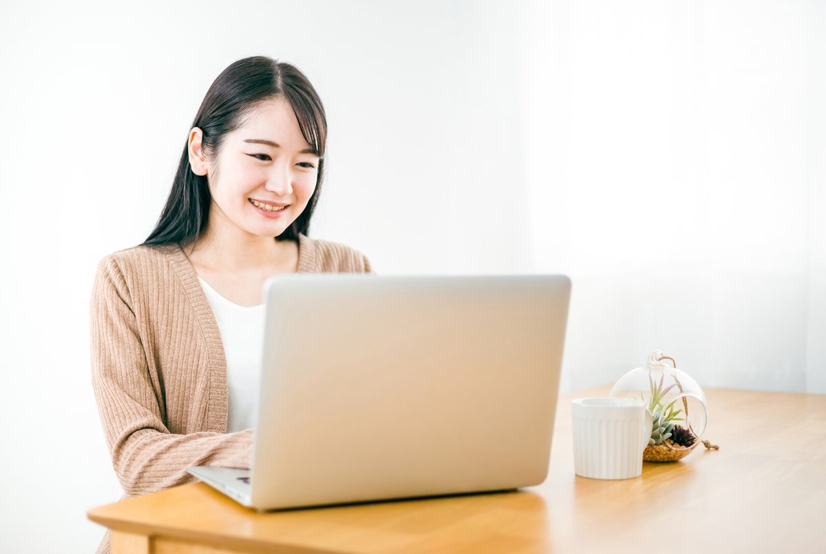 ノートパソコンを使って仕事や調べ物をする様子