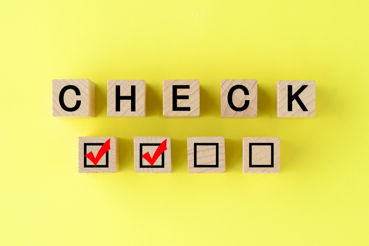 「CHECK」の積み木とチェックボックス。ChatGPTの答えを自分で確認するイメージ