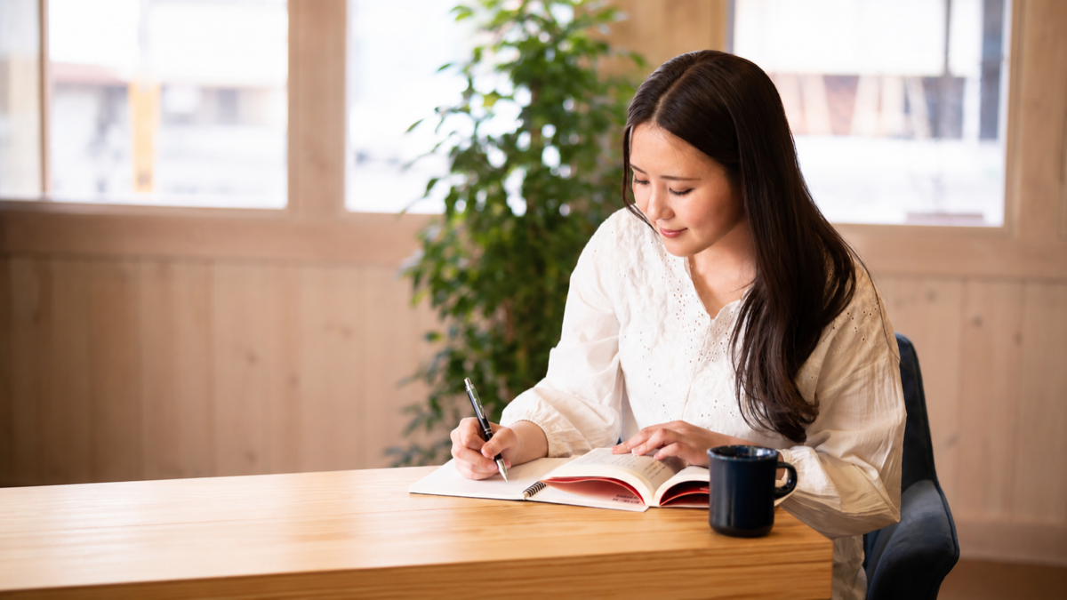 カレンダーに週ごとの学習テーマを書き込むイメージ